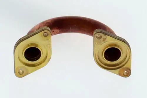 Verbindungsrohr aus Kupfer mit goldfarbenen Anschlussflanschen, vermutlich von Bosch, zur Verwendung in einem technischen oder industriellen Zusammenhang.